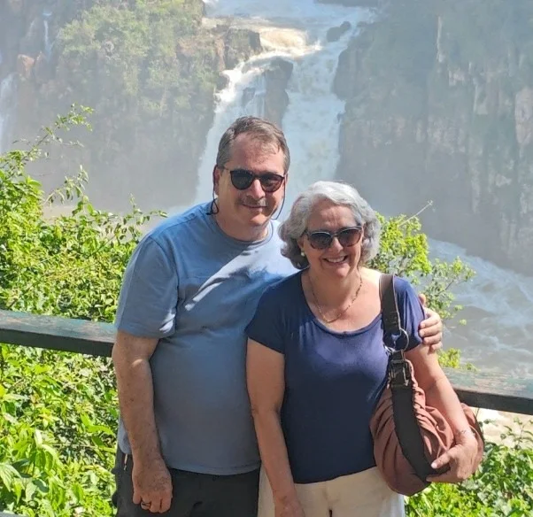 O Prof. Nelson e a Profa. Ceci sorriem diante das Cataratas do Iguaçu.